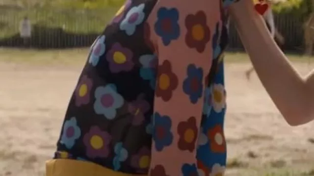 Rabôt X Lisa Says Gah Chemise à fleurs en maille portée par Eleanor (Maya Hawke) dans la garde-robe du film Do Revenge