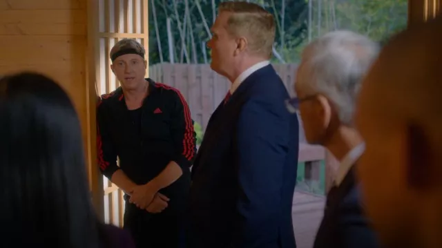 Veste Adidas 3 Stripes portée par Johnny Lawrence (William Zabka) vue dans Cobra Kai (S05E08)