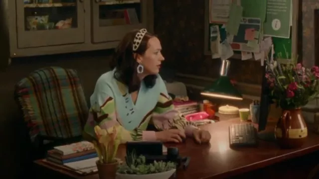 Bershka Collar Detail Retro Graphic Jumper en Multi porté par Morwenna Newcross (Jessica Ransom) vu dans Doc Martin (S10E04)