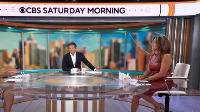 Alexia Admor Fara Robe en faux cuir en bourgogne portée par Michelle Miller vue dans CBS Mornings le 2 octobre 2022