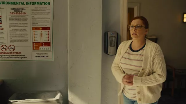Cardigan à câble blanc porté par Hannah (Rachel Bloom) comme on le voit dans la garde-robe de la série télévisée Reboot (S01E04)