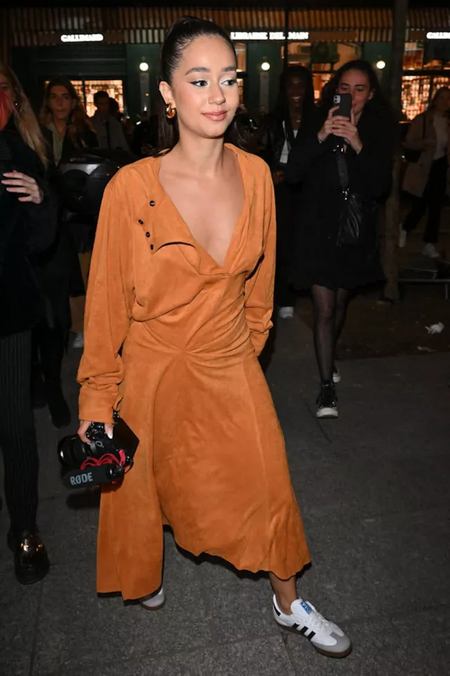 La robe chemise orangée portée par Léna Situations / Léna Mahfouf lors du défilé Isabel Marant pendant la fashion week de Paris en 2022