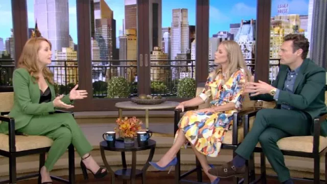 Pantalon Zara avec ceinture recouverte de tissu porté par Lea Thompson vu en DIRECT avec Kelly et Ryan le 5 octobre 2022