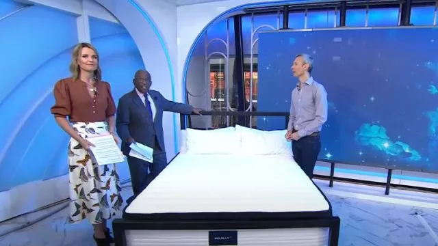 Veronica Beard Coralee Puff-Sleeve Top worn by Savannah Guthrie as seen in Today on October 5, 2022