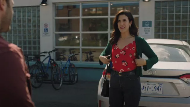 Camisole à col en V rouge fleuri socialite portée par Shannon Ross (Nicole Power) vue dans Strays (S02E04)