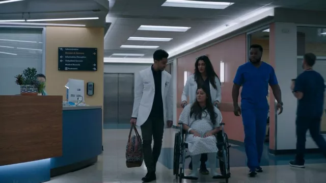 Realer Canvas Weekender Bah usado por Padma Devi (Aneesha Joshi) como se ve en The Resident (S06E03)