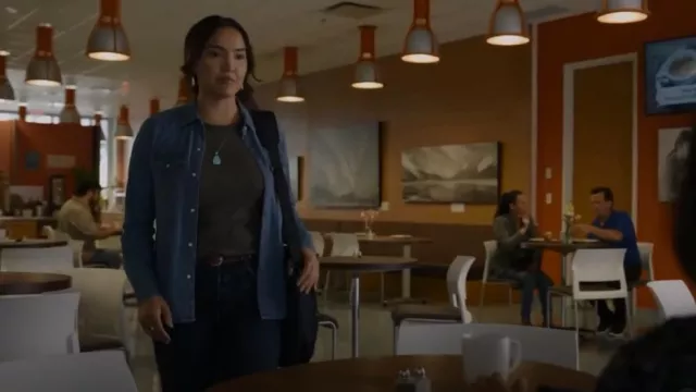 Mother The Looker in Tongue And Chic porté par Rosalind 'Roz' Friendly (Grace Dove) vu dans Alaska Daily (S01E01)
