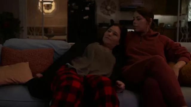 Lululemon Scuba High Rise Joggers porté par la détective Tammy Ridgeway (Candice Coke) comme on le voit dans KEVIN CAN F**K HIMSELF (S02E06)