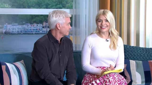 Mango Printed Pleated Skirt worn by Holly Willoughby as seen in This Morning on October 10,2022