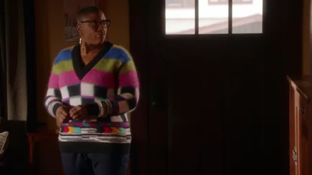 Dolce & Gabbana Graphic Pattern Knitted Jumper porté par Henrietta 'Hen' Wilson (Aisha Hinds) comme vu dans 9-1-1 (S06E04)