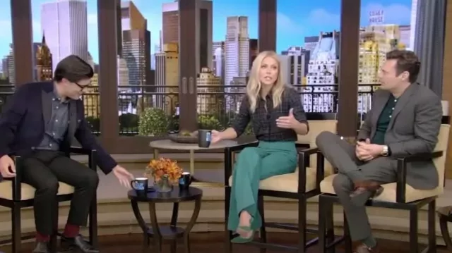 Gianvito Rossi Ellipsis Pointed Pumps porté par Kelly Ripa vu en LIVE avec Kelly et Ryan le 10 octobre 2022