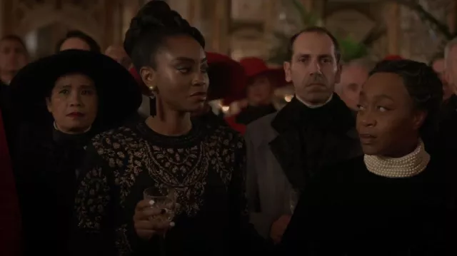 Zara Metallic Thread Knit Sweater porté par Tatiana Vogel (Anita-Joy Uwajeh) vu dans Vampire Academy (S01E07)