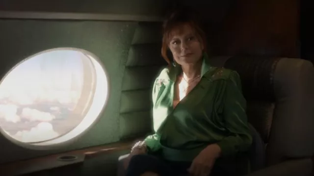 Dundas Fringe-Trimmed Appliquéd Satin Wrap Blusa usada por Dottie Cantrell Roman (Susan Sarandon) como se ve en Monarch (S01E05)
