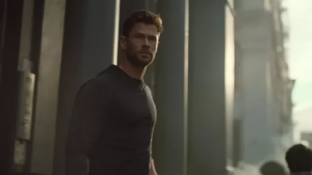 Sweat à capuche noir porté par Chris Hemsworth pour la nouvelle publicité spot d’eau de parfum en bouteille BOSS