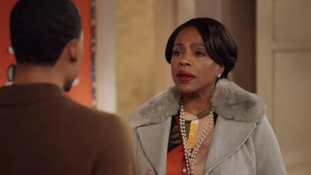 Kenneth Cole New York Wool Blend Coat avec col amovible en fausse fourrure porté par Barbara Howard (Sheryl Lee Ralph) vu dans Abbott Elementary (S02E04)