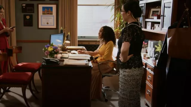 St John Fil Coupe Eyelash Tweed Midi Jupe portée par Sherri Kansky (Ruthie Ann Miles) comme on le voit dans All Rise (S03E06)
