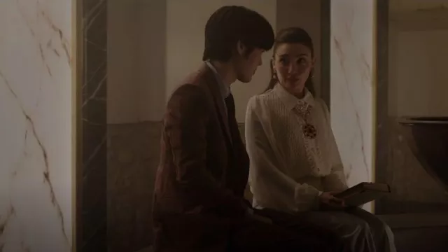 Pantalon plissé Zara Menswear porté par Lissa Dragomir (Daniela Nieves) vu dans Vampire Academy (S01E08)