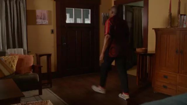 Nike Jordan Mid 1 portée par Henrietta 'Hen' Wilson (Aisha Hinds) vue dans le 9-1-1 (S06E05)