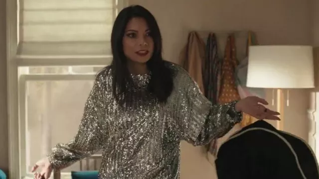Isabel Marant Olivia Sequin Top usado por Nikki Ramos (Ginger Gonzaga) como se ve en She-Hulk: Attorney at Law (S01E08)