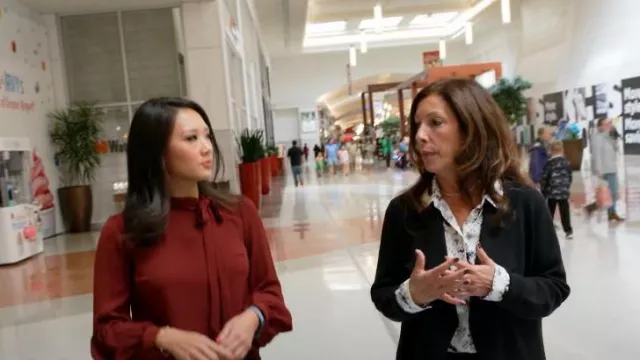 Blusa de cuello CeCe Tie en rojo clarete usada por Nancy Chen como se ve en CBS Mornings el 18 de octubre de 2022