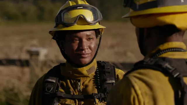 Lunettes de pompier Ess portées par Eve Edwards (Jules Latimer) dans Fire Country Outfits (saison 1 épisode 2)