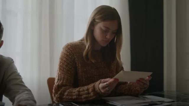 Suéter Madewell Rayner usado por Ellie Brannock (Isabel Gravitt) como se ve en The Watcher (S01E01)