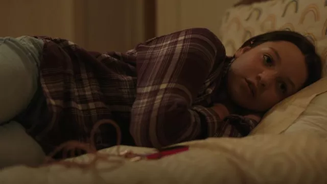 Kohls Adaptive Easy Dressing debe tener un botón de novio a cuadros usado por Ollie Wallace (Dalya Knapp) como se ve en FBI: Most Wanted (S04E05)