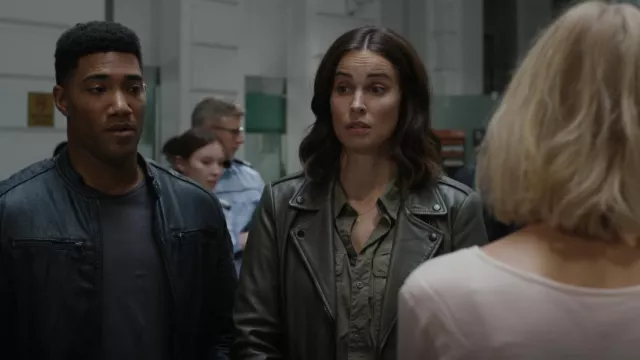 Mango Perfect Jacket porté par l’agent spécial Jamie Kellett (Heida Reed) comme vu dans FBI: International (S02E05)
