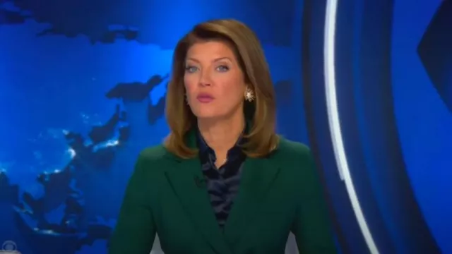 Akris Lorenz Chaqueta de botón asimétrico usada por Norah O'Donnell como se ve en CBS Evening News el 19 de octubre de 2022