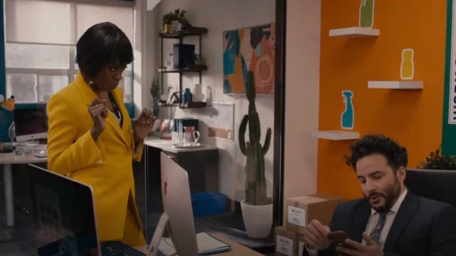 Blazer jaune Zara porté par Marla (Lisa Codrington) comme on le voit dans Children Ruin Everything (S02E04)