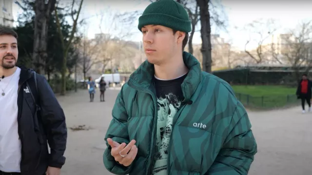 The look of Seb la Frite in the YouTube video WE REPRODUCE PHOTOS OF STRANGERS IDENTICALLY! (With @SEB)