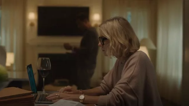 Gucci G-Timeless Watch portée par Nora Brannock (Naomi Watts) vue dans The Watcher (S01E02)