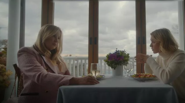 Zara Pink Tex­tured Blaz­er With Con­trast­ing Pip­ing worn by Karen Calhoun (Jennifer Coolidge) as seen in The Watcher (S01E04)