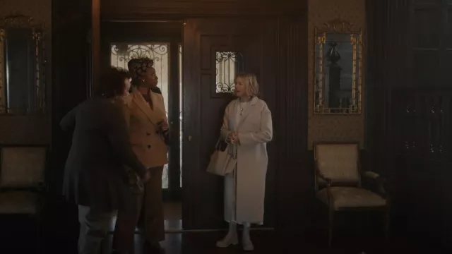Manteau Joseph Cenda porté par Nora Brannock (Naomi Watts) vu dans The Watcher (S01E06)