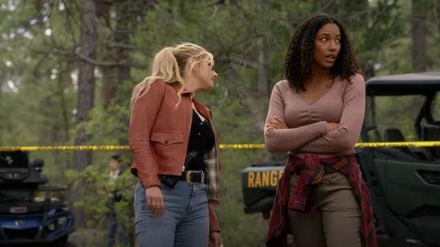 Ralph Lauren Veste Moto en cuir ajustée portée par Jenny Hoyt (Katheryn Winnick) vue dans Big Sky (S03E05)