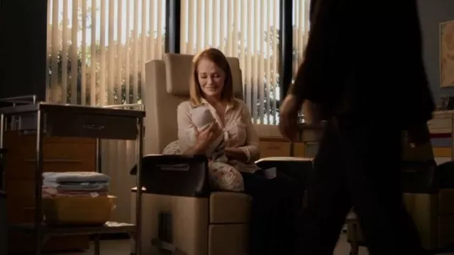 Chemise à panneau latéral Sheer Sheer Slub de James Perse portée par Catherine Willows (Marg Helgenberger) comme on le voit dans CSI: Vegas (S02E04)