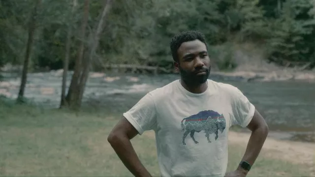 Patagonia Men’s Back for Good T-shirt en coton biologique blanc porté par Earnest 'Earn' Marks (Donald Glover) vu à Atlanta (S04E07)