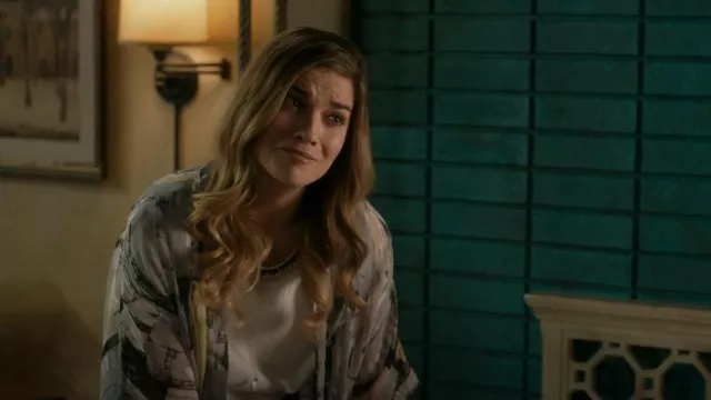 Steve Madden Kimono imprimé porté par Alexis Rose (Annie Murphy) vu dans Schitt’s Creek (S02E03)