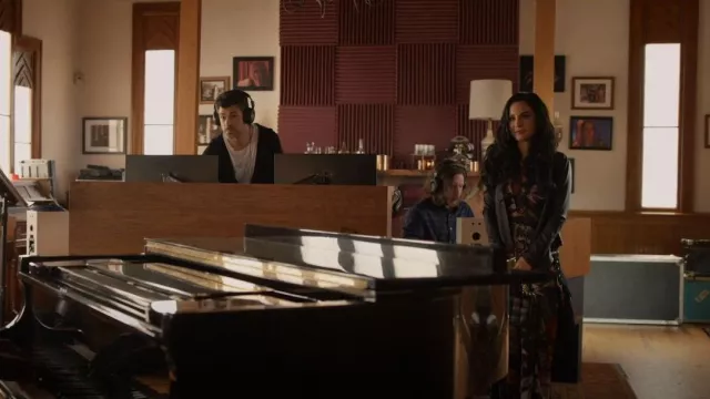 Katie May Never Cross Combinaison portée par Catt (Martha Higareda) comme on le voit dans Monarch (S01E07)