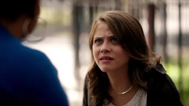 Chemise à carreaux Rails en jet olive portée par l’officier Brandy Quinlan (Olivia Luccardi) vue dans l’est de New York (S01E02)