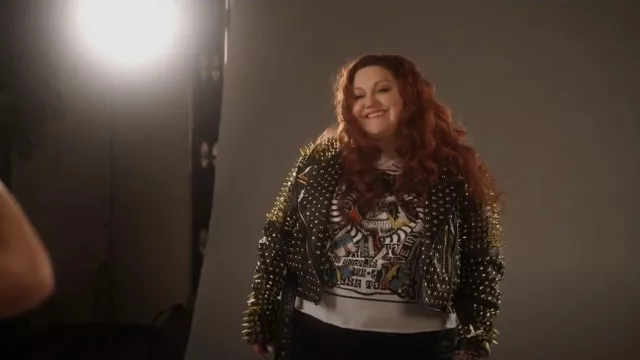 Azalea Wang Lucifer Gold Spike Stud Moto Jacket portée par Gigi Taylor-Roman (Beth Ditto) vue dans Monarch (S01E07)