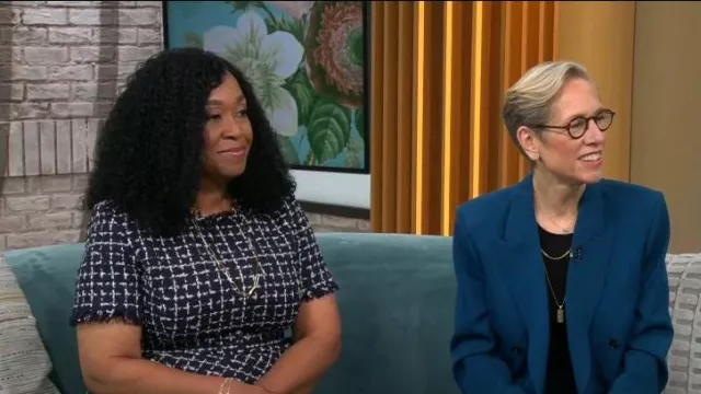 Oscar de la Renta Vestido de tweed a cuadros asimétricos usado por Shonda Rhimes visto en CBS Mornings el 27 de octubre de 2022