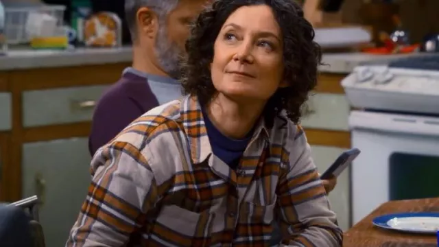 Universal Thread Long Sleeve Flannel Shirt usada por Darlene Conner (Sara Gilbert) como se ve en The Conners (S05E06)