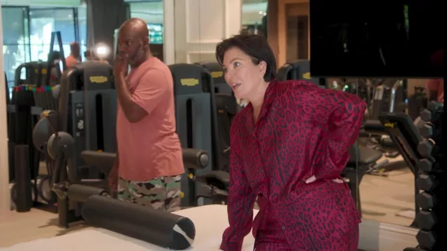 Ensemble de pyjama en soie imprimé léopard pour femmes Dolce & Gabbana porté par Kris Jenner dans The Kardashians (S02E06)