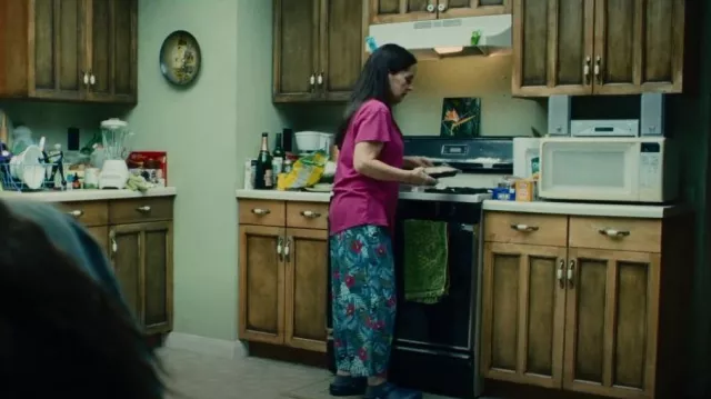 Secret Treasures Loli­ta 2 Piece Knit Pa­ja­ma worn by Laurie (Martha Kelly) as seen in Euphoria (S02E05)