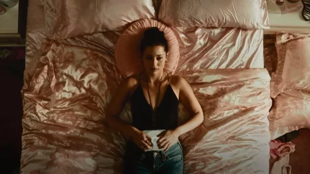 Urban Outfitters Round Pintuck Pillow utilisé par Maddy Perez (Alexa Demie) vu dans Euphoria (S02E06)