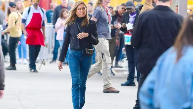 Jean Valentina Favorite Daughter de Jennifer Aniston sur le tournage de The Morning Show (28 Septembre 2022)