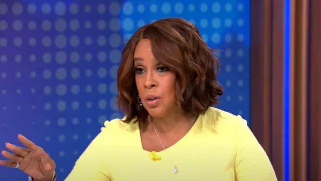 Colección St. John Vestido asimétrico de punto Hannah usado por Gayle King como se ve en CBS Mornings el 1 de noviembre de 2022