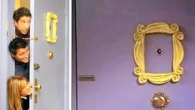 Cadre de porte à l'intérieur de l'appartement de Monica Geller (Courteney  Cox) dans Friends (saison 10, épisode 8)