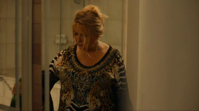 Camilla Lost Paradise Print Bell Sleeve Silk Crepe Dress usado por Tanya McQuoid (Jennifer Coolidge) como se ve en The White Lotus (S01E03)